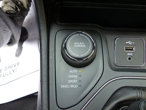 Used 2020 Jeep Cherokee Latitude Plus w/ Comfort/Convenience Group AWD/4WD image 30