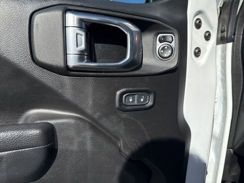 Used 2022 Jeep Wrangler Unlimited Rubicon w/ LED Lighting Group AWD/4WD image 14