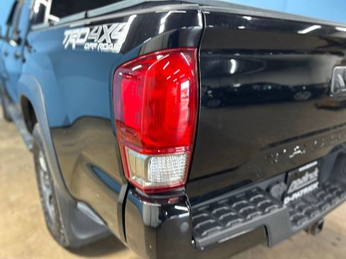 Used 2017 Toyota Tacoma TRD Off-Road AWD/4WD image 9