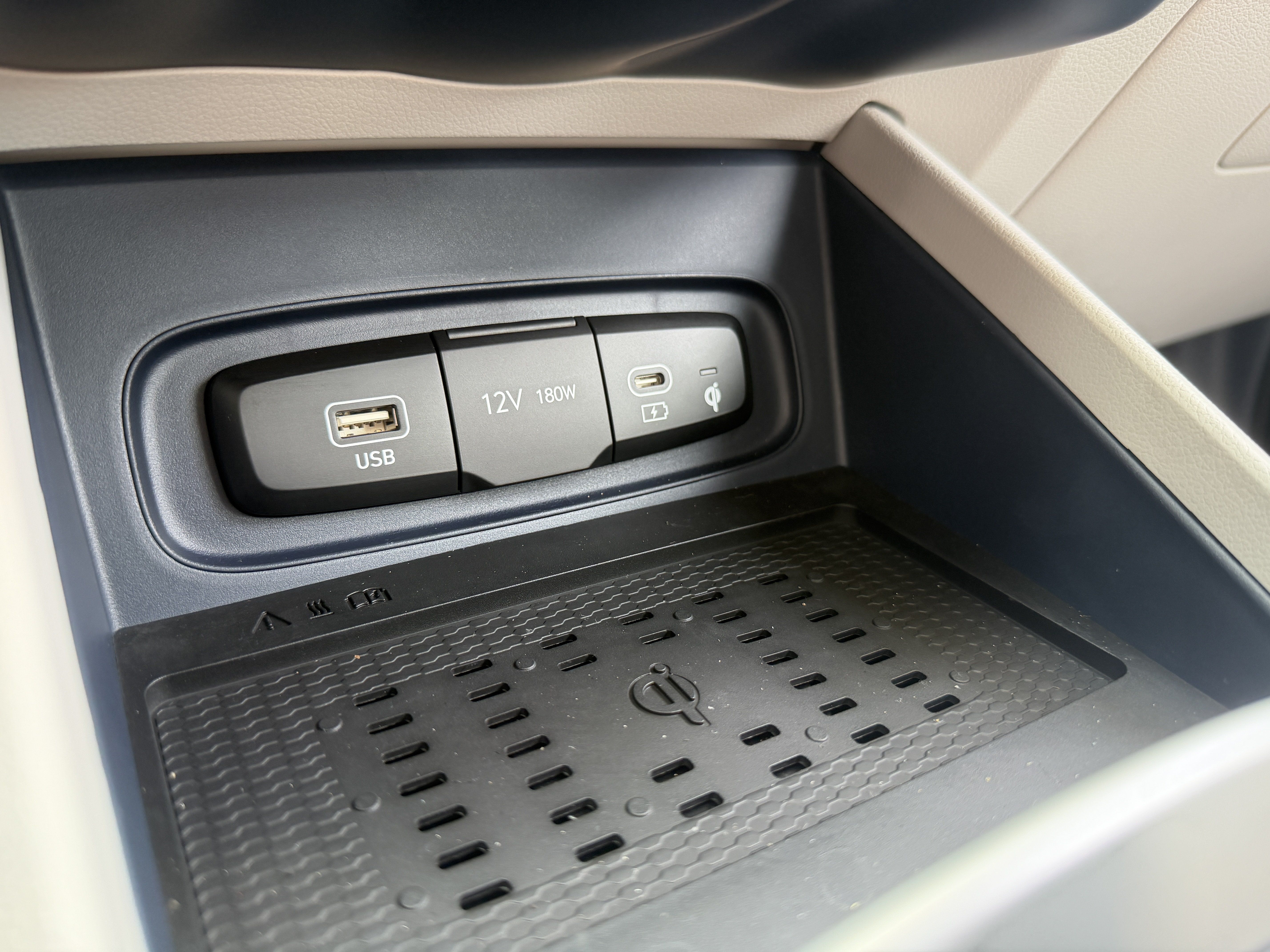 Certified 2025 Hyundai Venue Limited FWD image 38