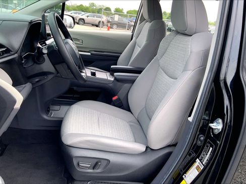 Used 2024 Toyota Sienna LE FWD image 8