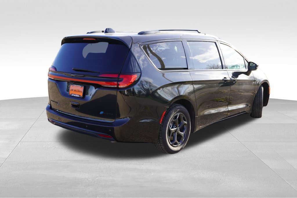 Used 2024 Chrysler Pacifica Premium FWD image 5