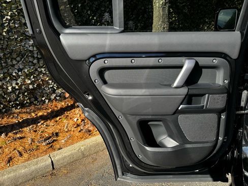 Used 2024 Land Rover Defender 110 V8 image 18