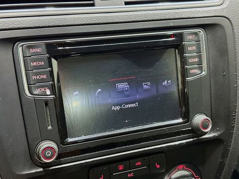 Used 2017 Volkswagen Jetta SE image 32