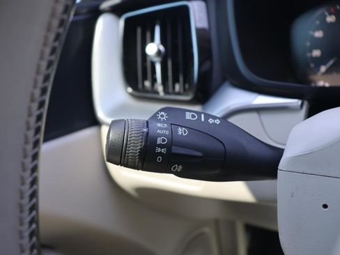 Used 2018 Volvo XC60 T6 Momentum w/ Convenience Package image 26