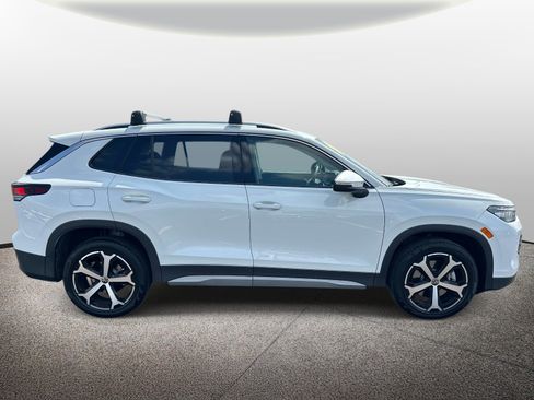Used 2025 Volkswagen Tiguan SE AWD/4WD image 5