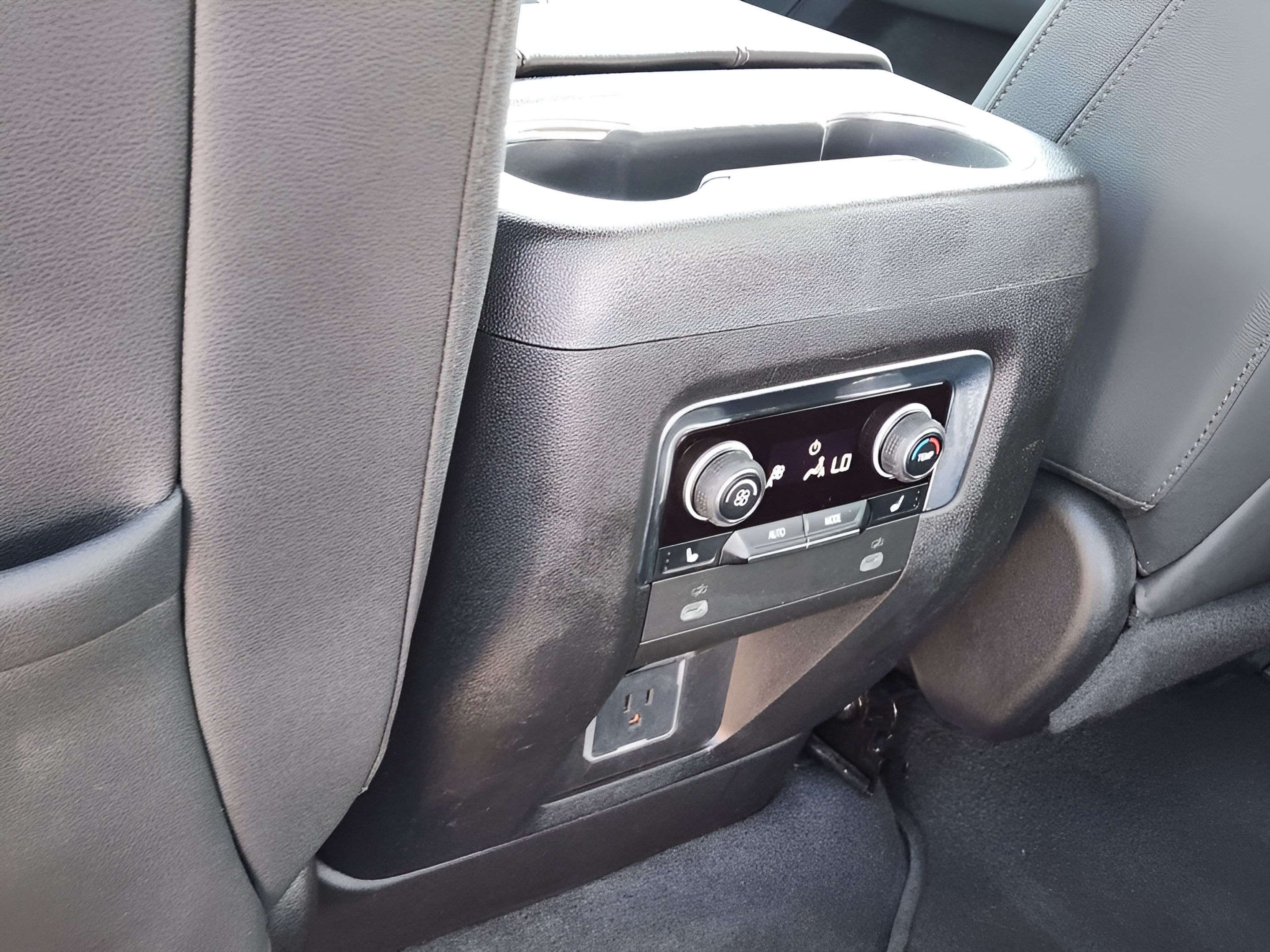 Used 2023 Chevrolet Suburban Z71 w/ Luxury Package AWD/4WD image 28