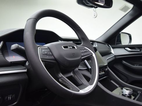 New 2025 Jeep Grand Cherokee L Altitude image 18