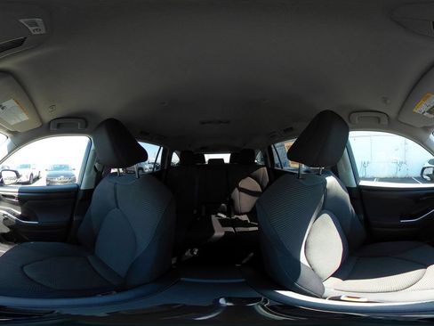 Used 2025 Toyota Highlander LE FWD image 39
