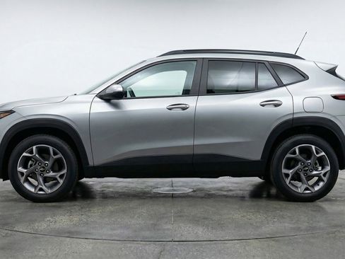 Used 2025 Chevrolet Trax LT w/ LT Convenience Package FWD image 4