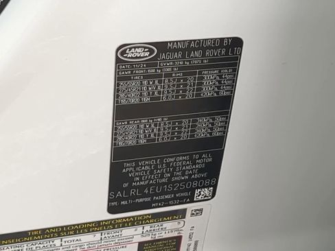 Used 2025 Land Rover Discovery Dynamic SE image 39