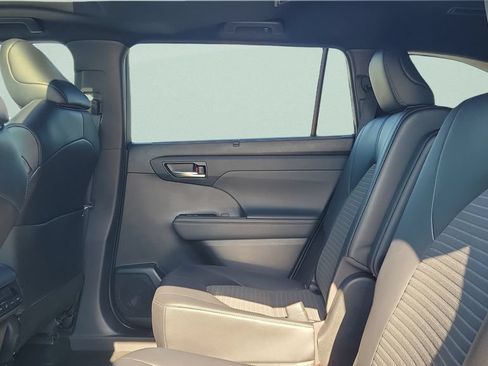 Used 2022 Toyota Highlander XSE FWD image 10