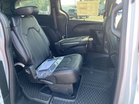 New 2025 Chrysler Pacifica Select w/ Fav Edition Package FWD image 31