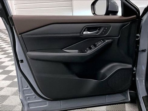 Used 2023 Nissan Rogue SL w/ SL Premium Package image 19