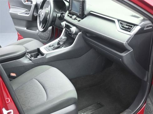 Used 2020 Toyota RAV4 XLE w/ Convenience Package image 9