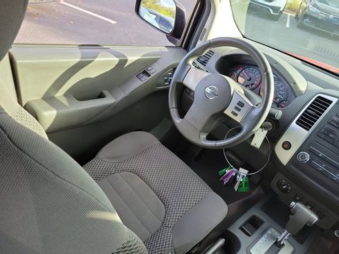 Used 2011 Nissan Frontier SV image 2