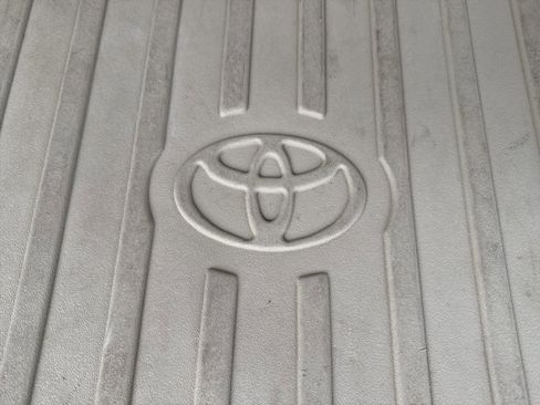 Used 2019 Toyota Highlander XLE image 12