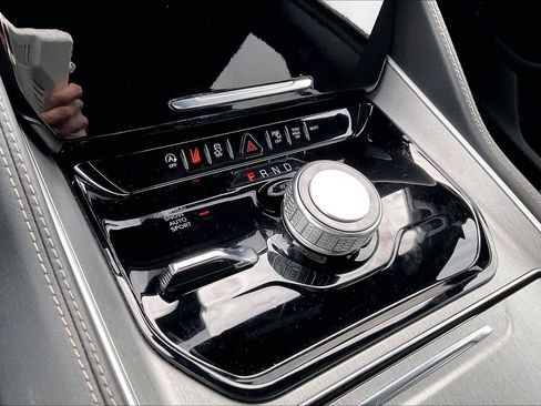 Certified 2025 Jeep Wagoneer 4WD image 32