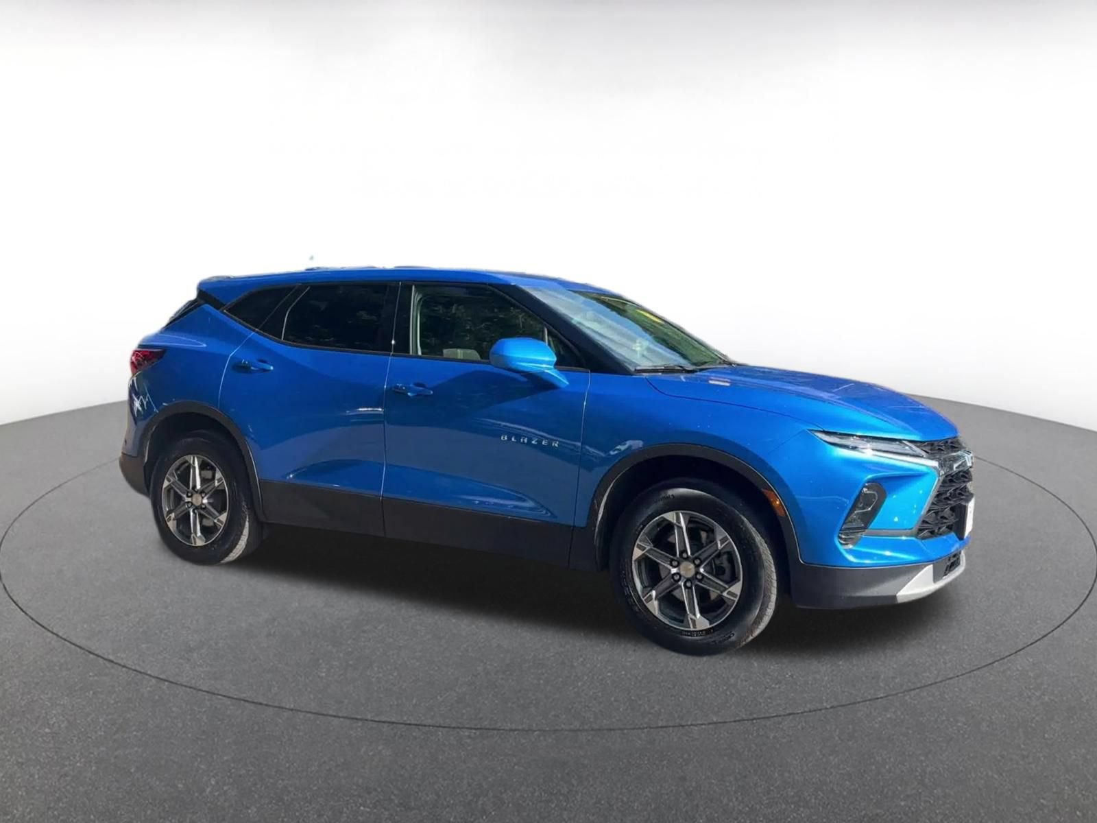 Used 2025 Chevrolet Blazer LT FWD image 2