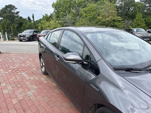 Used 2017 Toyota Prius Four FWD image 18