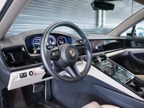 Certified 2025 Porsche Panamera image 4