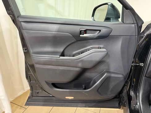 Used 2023 Toyota Highlander XLE AWD/4WD image 15