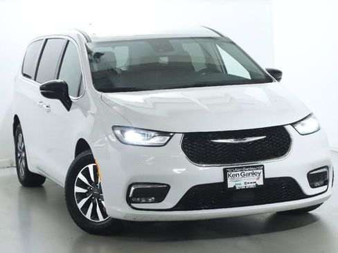 Used 2024 Chrysler Pacifica Select image 2