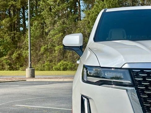 Used 2024 Cadillac Escalade Premium Luxury image 13