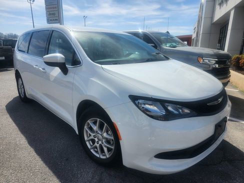 Used 2023 Chrysler Voyager LX image 6