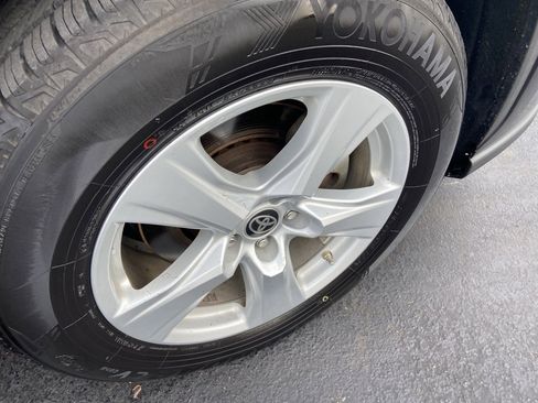 Certified 2020 Toyota Highlander LE image 5