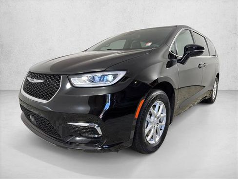 Used 2025 Chrysler Pacifica Select FWD image 7
