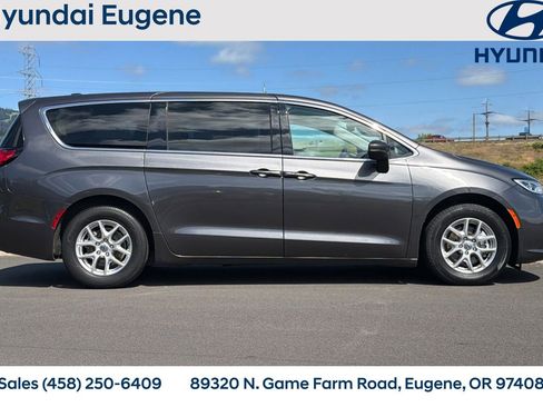 Used 2023 Chrysler Pacifica Touring-L FWD image 2