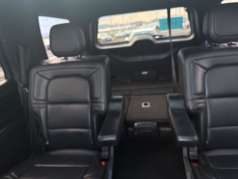 Used 2018 Lincoln Navigator Select AWD/4WD image 16