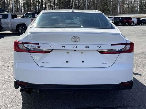 Used 2025 Toyota Camry SE image 4
