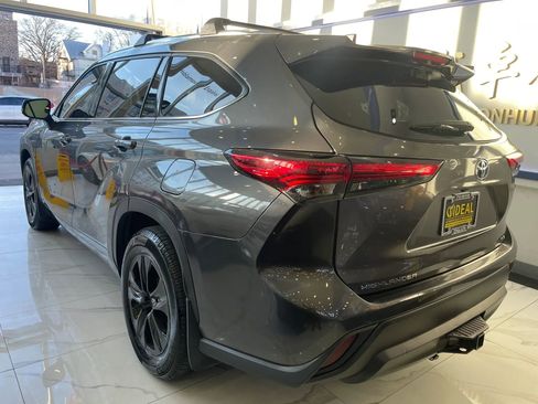 Used 2021 Toyota Highlander XLE AWD/4WD image 4