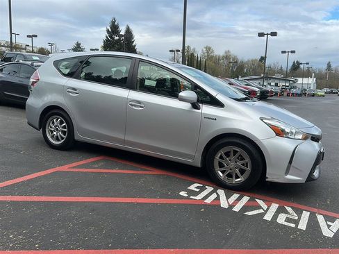 Used 2017 Toyota Prius V Three image 2