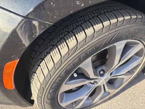 Used 2017 Chrysler Pacifica Limited w/ UConnect Theater Package image 9