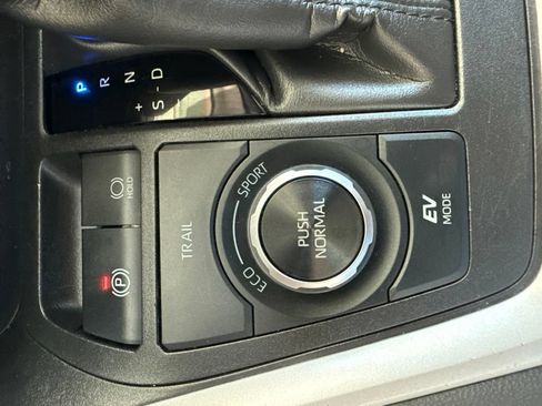 Used 2025 Toyota RAV4 LE AWD/4WD image 31