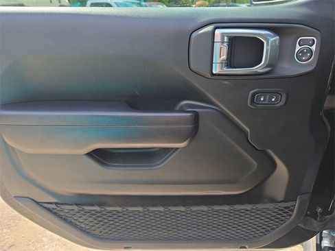 Used 2021 Jeep Gladiator Willys image 12