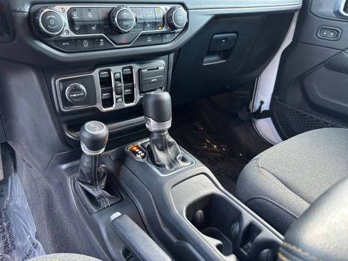 Used 2025 Jeep Wrangler Unlimited Sahara AWD/4WD image 41
