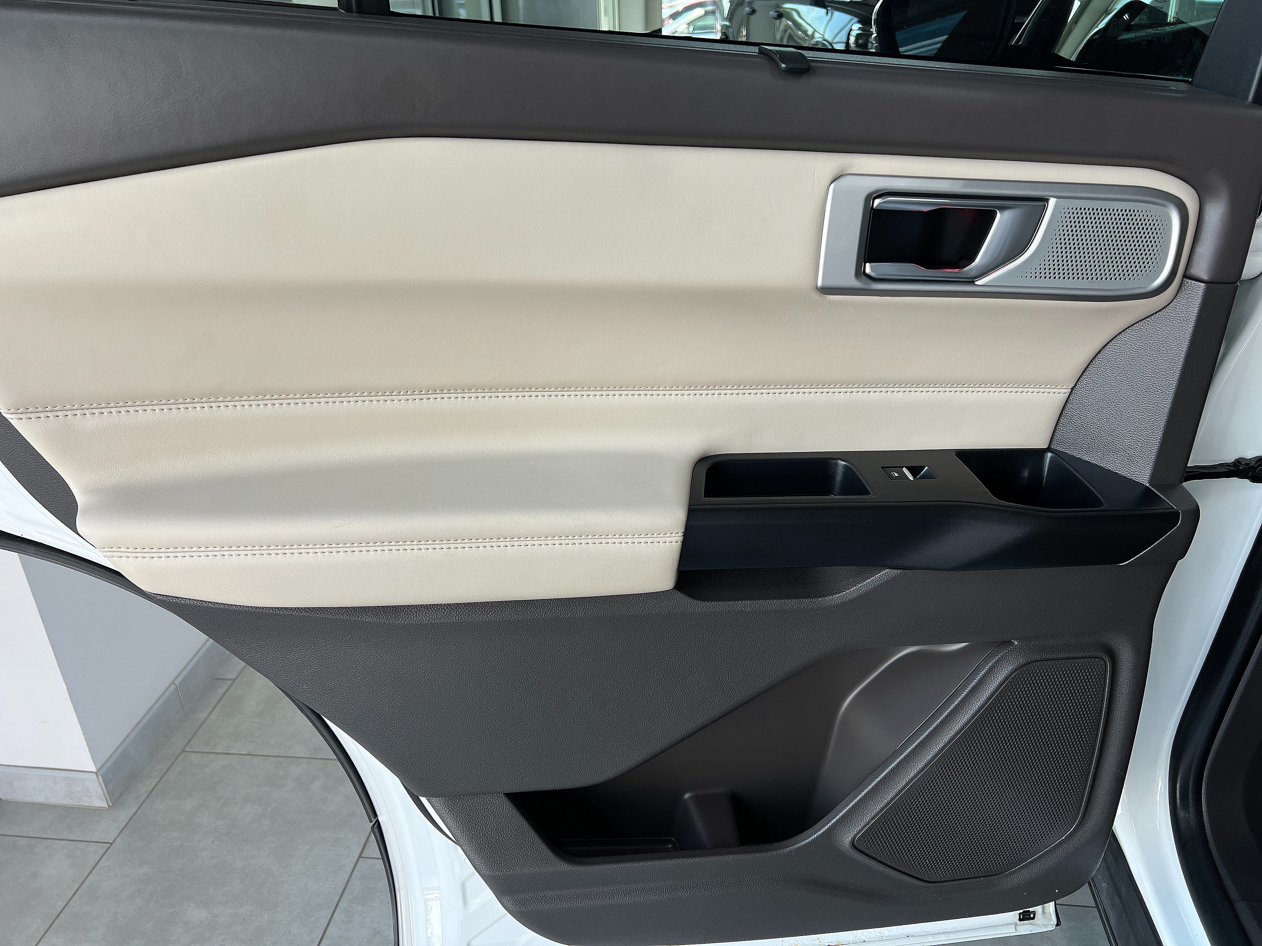 Used 2020 Ford Explorer Platinum w/ Premium Technology Package AWD/4WD image 19