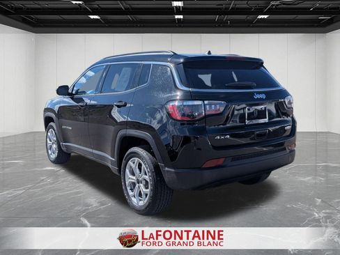 Used 2025 Jeep Compass Latitude w/ Sun & Sound Group AWD/4WD image 3