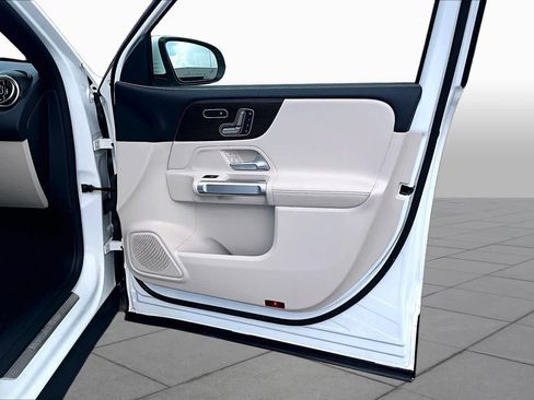 Used 2025 Mercedes-Benz GLB 250 image 23