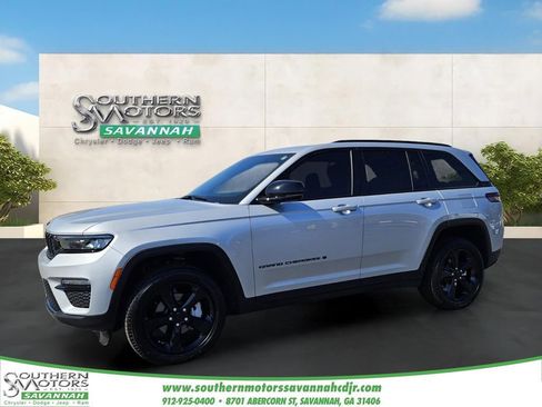 Used 2025 Jeep Grand Cherokee Limited w/ Black Appearance Package AWD/4WD image 1