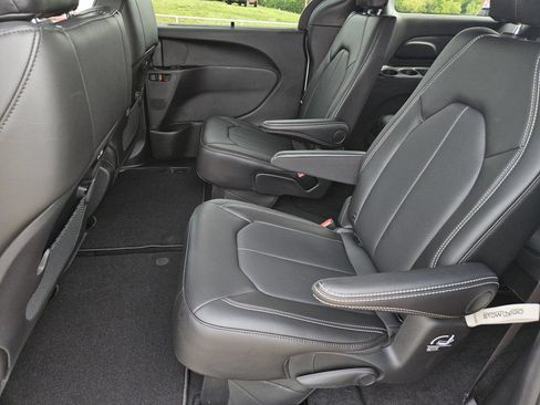 New 2026 Chrysler Pacifica Select FWD image 26