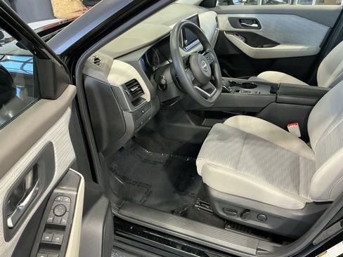 Used 2023 Nissan Rogue SV image 3