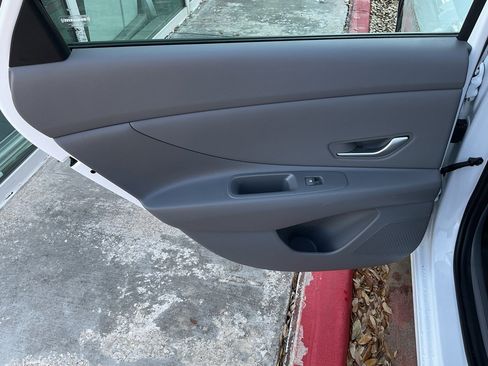 Used 2025 Hyundai Elantra SEL image 17