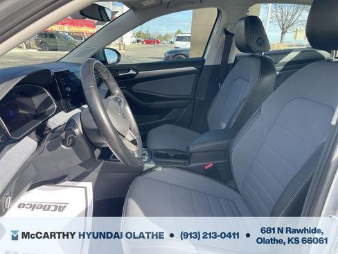 Used 2025 Volkswagen Jetta SE FWD image 4
