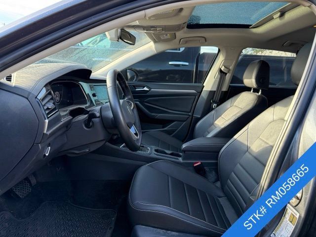 Used 2024 Volkswagen Jetta SE FWD image 3