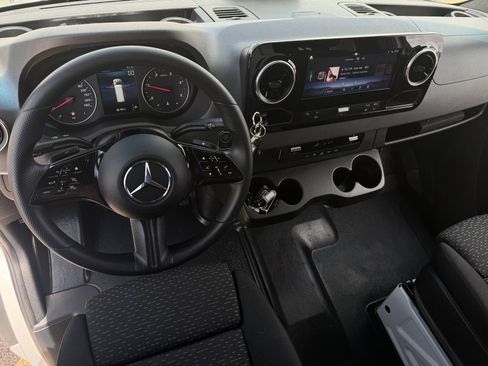 Used 2025 Mercedes-Benz Sprinter 2500 image 11